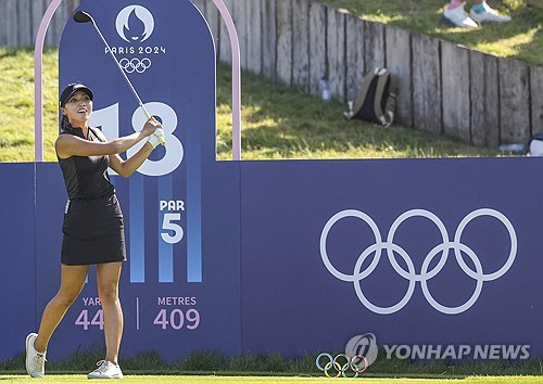 10일(현지시간) 프랑스 파리 인근 기앙쿠르의 르골프 나쇼날에서 열린 2024 파리올림픽 골프 여자 개인전 4라운드 18번홀에서 뉴질랜드의 리디아고가 경기 마지막 티샷을 하고 있다. [기앙쿠르(프랑스)=연합뉴스]